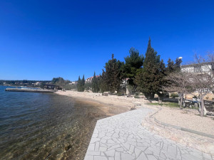 Gornji Karin, &Scaron;u&scaron;njar-kuća drugi red od mora 
