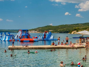 Maslenica, kuća sa velikim stanom i pet apartmana, blizina mora!!