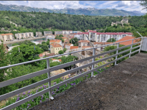 OBROVAC, kuća katnica s pogledom na Zrmanju
