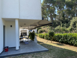 Otok Pa&scaron;man, Tkon, nova kuća s pomoćnim objektom