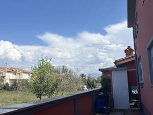 Kuća s 4 apartmana i pomoćnim objektom - blizina mora