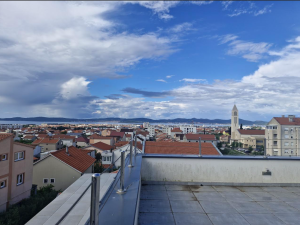 Bili Brig, dvosoban stan s krovnom terasom, pogled, odmah useljiv!!