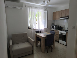 Ražanac-kuća s tri apartmana blizu mora