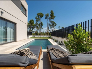 PRIVLAKA, A DUPLEX APARTMENT WITH A SWIMMING POOL IN A NEW BUILDING