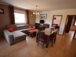 Kuća s 4 apartmana i pomoćnim objektom - blizina mora