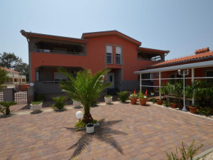 Kuća s 4 apartmana i pomoćnim objektom - blizina mora