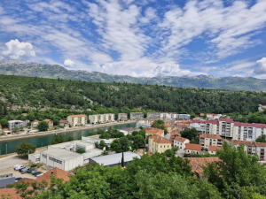 OBROVAC, kuća katnica s pogledom na Zrmanju