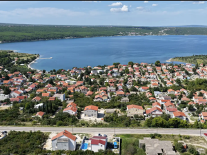 Karin Gornji, prekrasna kuća sa dva stana i velikom okućnicom