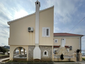 Petrčane-dvojna kuća 1.red uz more 