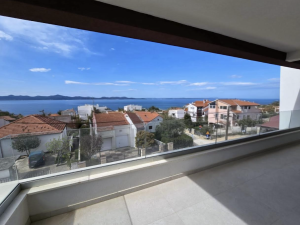 DIKLO, TROSOBAN PENTHOUSE S BAZENOM, POGLED, BLIZINA MORA!!