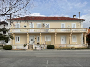 Petrčane-dvojna kuća 1.red uz more 