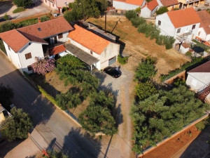 &Scaron;kabrnja, kuća sa pomoćnim objektom, ukupno 1994 m2 u centru mjesta , jedinstvena prilika!!