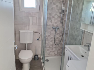 Ražanac, dvosoban stan s vrtom, novogradnja