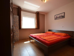Kuća s 4 apartmana i pomoćnim objektom - blizina mora