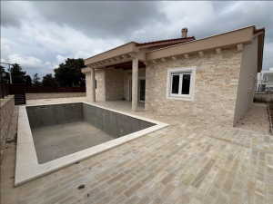 Vrsi, nova kuća s bazenom